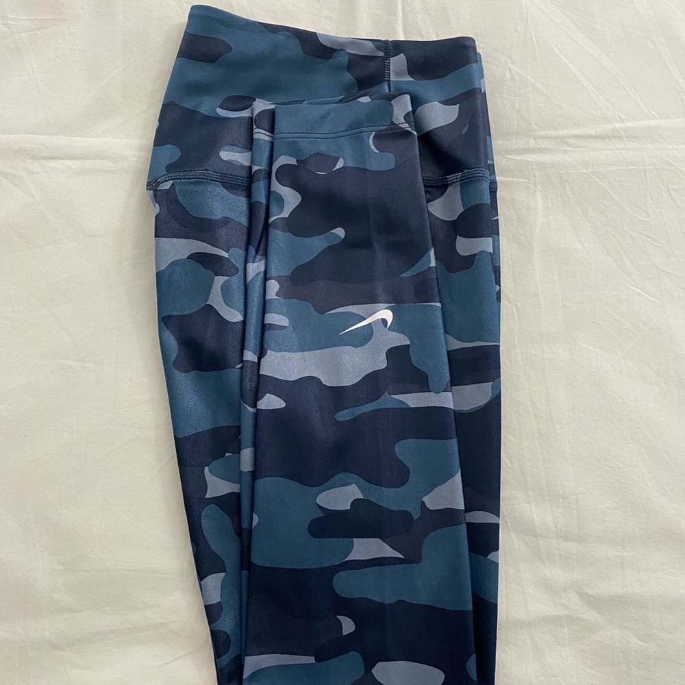 Nike Mid-Rise Camo Leggings XS bundle and save. - Picture 2 of 6